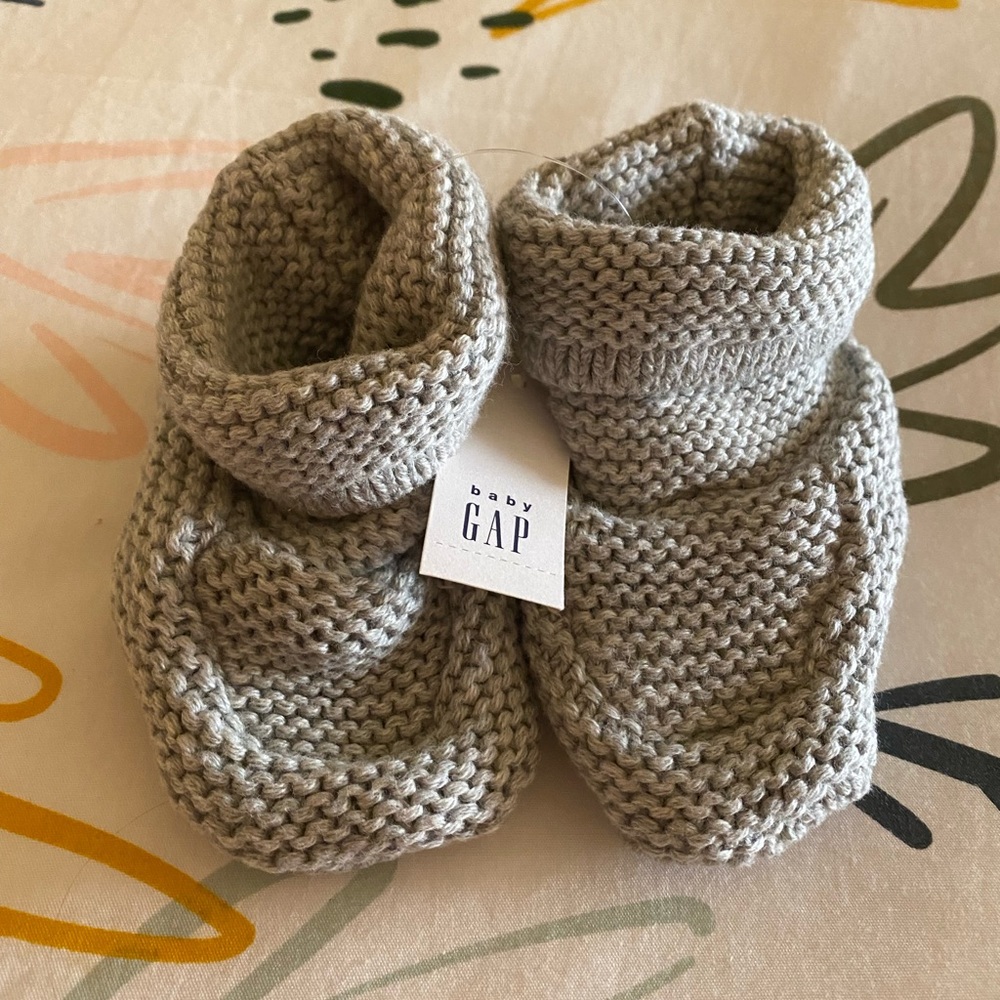 Baby Gap Gray Knit Booties Size 3-6 months New